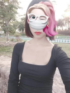爱露出的少妇发的自拍