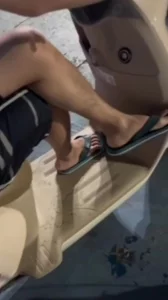 淫荡人妻玩刺激路边勾引陌生人