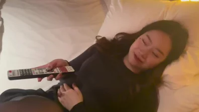风骚女翻译和上司开房偷情还一边手机自拍，被射了一屁股的精液