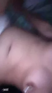母狗插着玩具睡