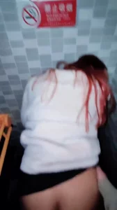 酒吧厕所后入内射