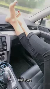 户外车震做爱！全程淫语对白，车都要操翻了