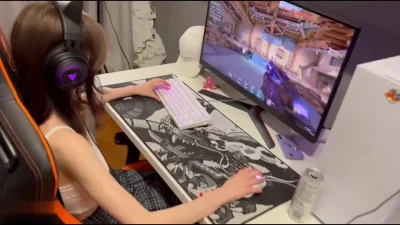 极品混血女友在玩游戏 想要来一发 跪在椅子上翘起求操 蜜桃臀后入