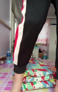 【雨哥91】东北大姐上炕脱裤子就开始扣逼自慰，白浆四溢流出