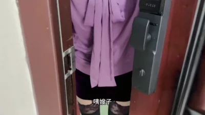 嫂子和哥吵架因为炒菜来找我趁机按在床上强操