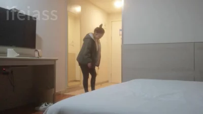 微胖人妻酒店偷情，后入的时候奶子对着镜头摇个不停