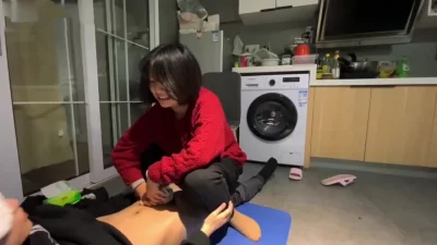 真实反差清纯女大学生，足交调教男同学，小鲜肉喜欢被硬控，暴力足交强制