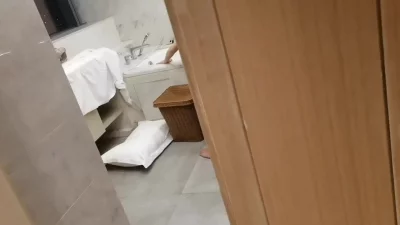 [原创]偷瞄老婆卫生间大战单男
