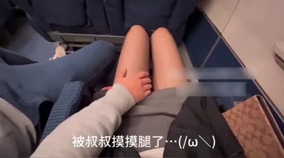 当鸡的vlog第二部接到酒店玩3p，第一次玩还有点小紧张，嘴巴和小穴