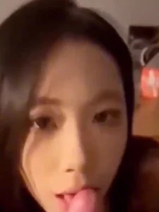 杭州骚逼学姐给我口交