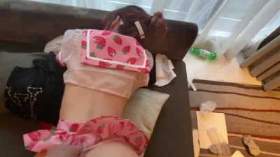 粉嫩粉嫩的清纯白月光，穿着草莓粉裙，连脚趾头都是粉色的