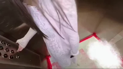 反差婊朱老师晚上趁着拿快递的时间偷偷跑到天台和情人约炮高清无水印原版