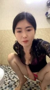 特别有韵味的熟妇在卫生间裸聊自慰