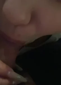 被黄毛调教在厕所强制吃鸡