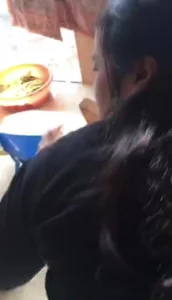 阳台强推后入熟女，阿姨在晾衣服